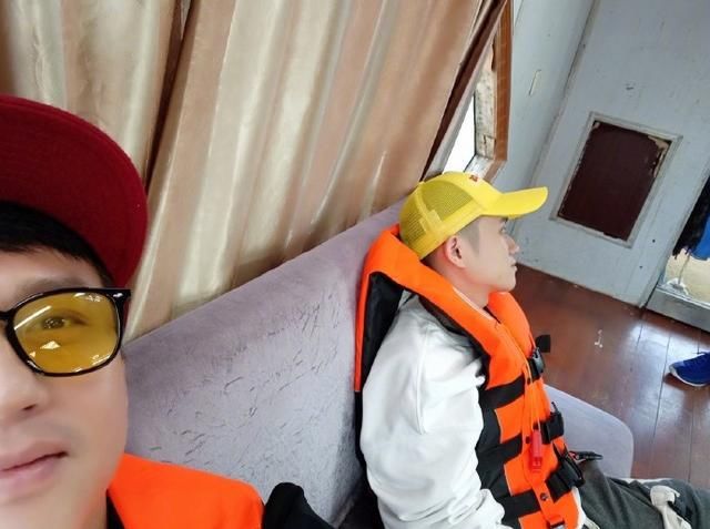  邓超|邓超晒照曝光明星日常百态，鹿晗陈赫累趴了，黄渤枕着救生衣睡着