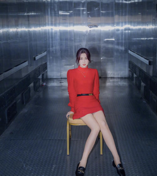  出门|虞书欣最新造型“翻车”？气质红裙配平底皮鞋，像极了富家女出门