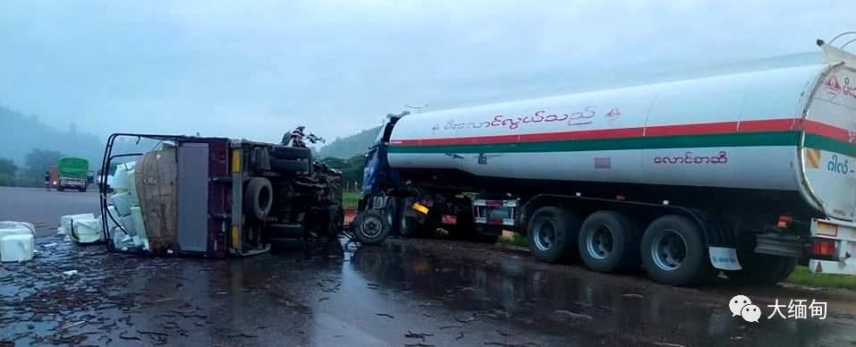  逃亡|黄鳝“大逃亡”！缅甸腊戌有一辆运输黄鳝的车辆出车祸