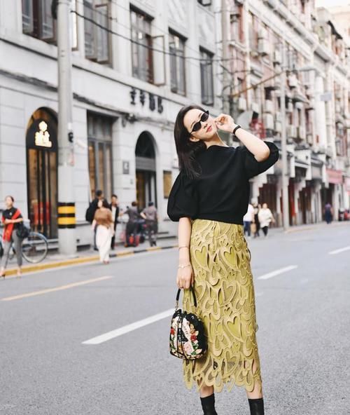  衬衫|教你用A字裙过完这个春天，搭配衬衫、T恤都特别好看，谁穿谁美