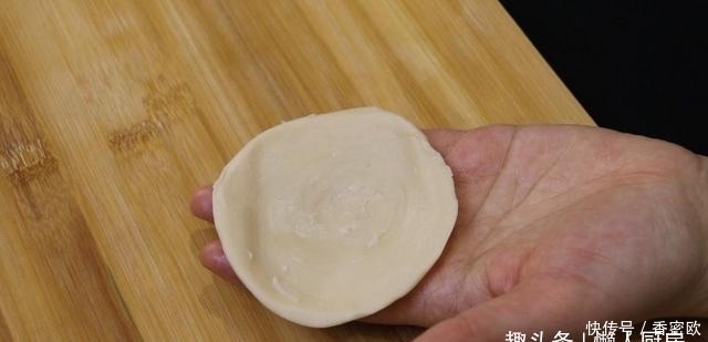 外皮|在家不出门,教你红薯饼的新做法,外皮酥的掉渣,看到它口水直流