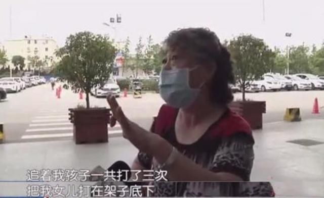  男子|男子乱戴口罩，超市员工好心提醒却被暴打，掏出手机要报警又被打