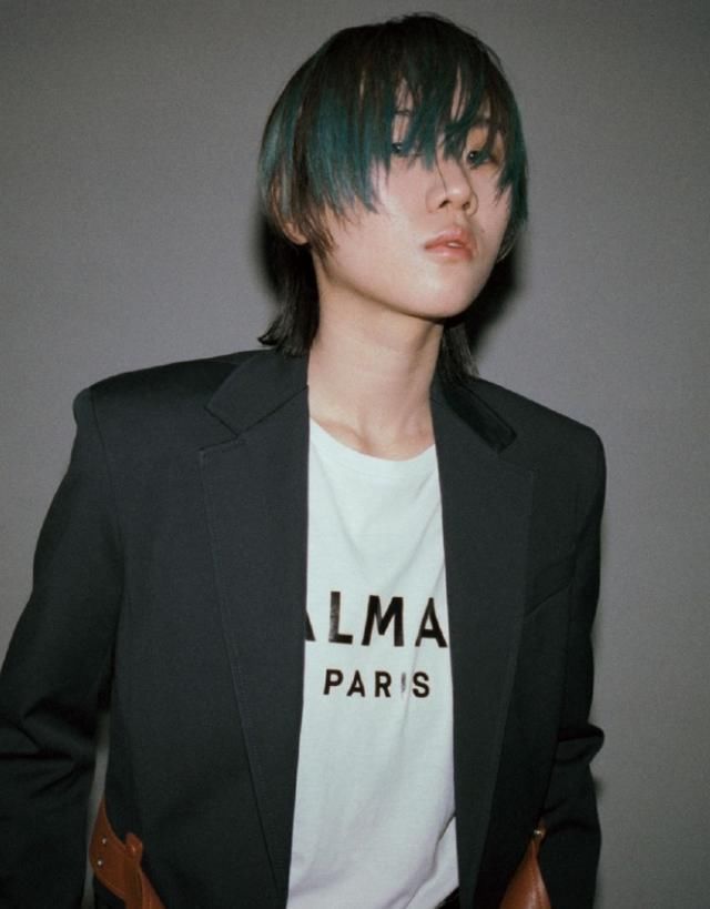  吸睛|窦唯次女酷似父亲，金发吸睛打扮前卫，称不涂指甲油像没穿衣服