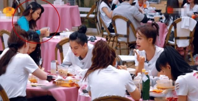  姐姐|《乘风破浪》里最没存在感姐姐，独自一桌吃饭，连吴昕都不熟悉她