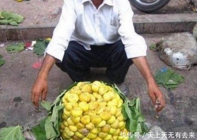 兮兮|男子街头卖水果，烂兮兮的一捏就烂，却还有人抢着买