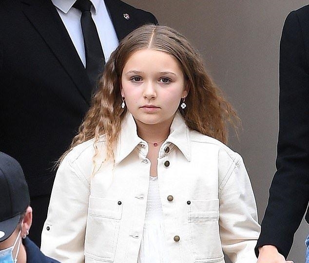 打扮|小贝大儿子与未婚妻逛街,小七打扮很成熟,手牵准嫂子关系融洽