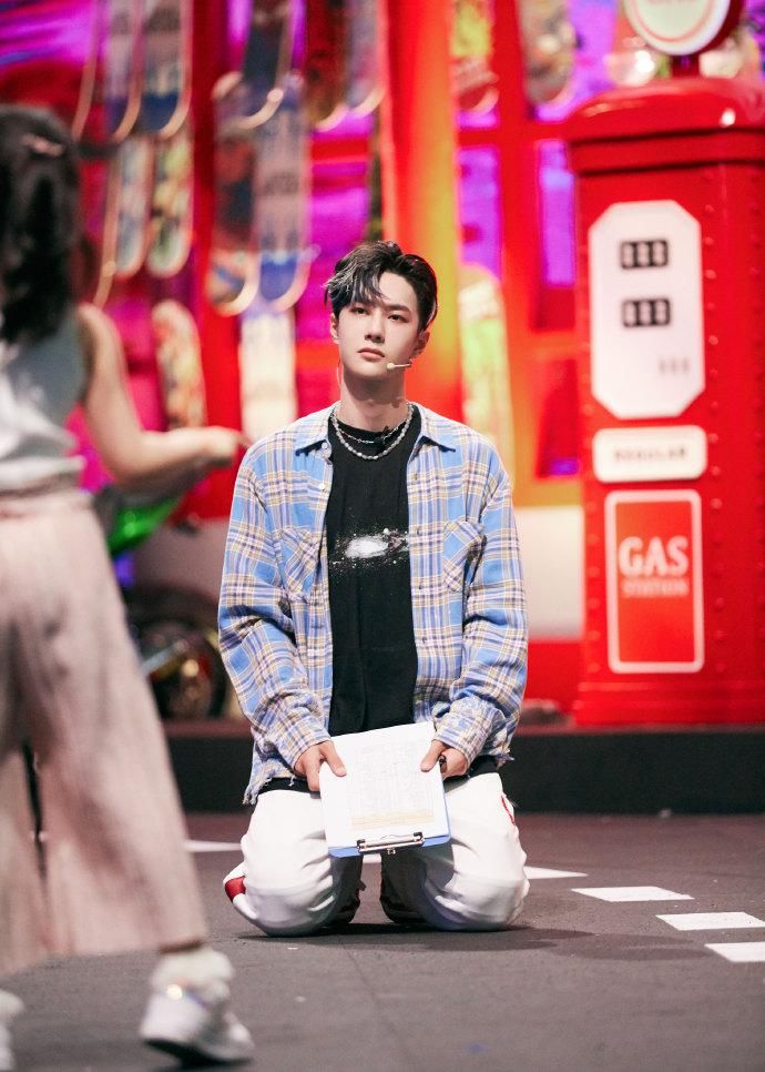  王一博|队长王一博太暖心！《这就是街舞3》选人花絮，跪着看小学员表演