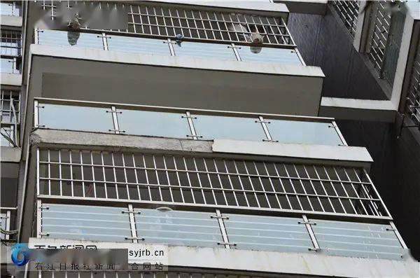  担心|天降惊吓！一小区外墙掉落砸坏多辆车 居民担心会砸到人