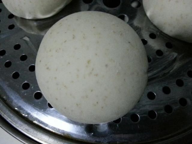  馒头|蒸馒头的小秘诀，别只放酵母，放1种调味品，5分发满盆更香软