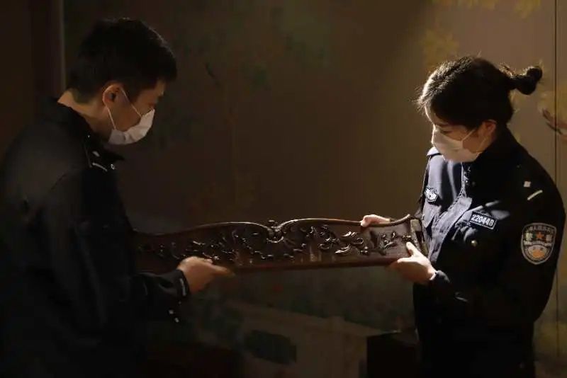 案值|1.5万件古董家具全是走私货！上海一网红古董家具店涉嫌走私 案值4千万元