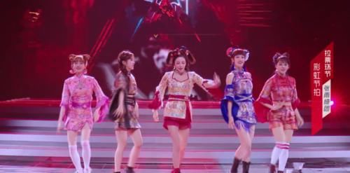  吴昕|张雨绮耳返出现问题，吴昕自责拖累孟佳没脸晋级，王霏霏蹲地痛哭