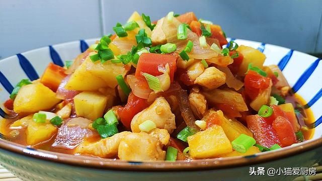 土豆|土豆和胡萝卜还能一起这么做,加上鸡胸肉和洋葱,味美好吃特解馋
