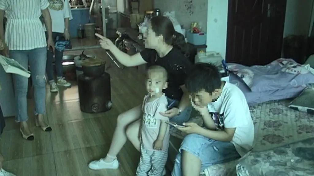  小心|贵州丨一块石头从天而降，击中路人！这栋楼大家要小心啊！