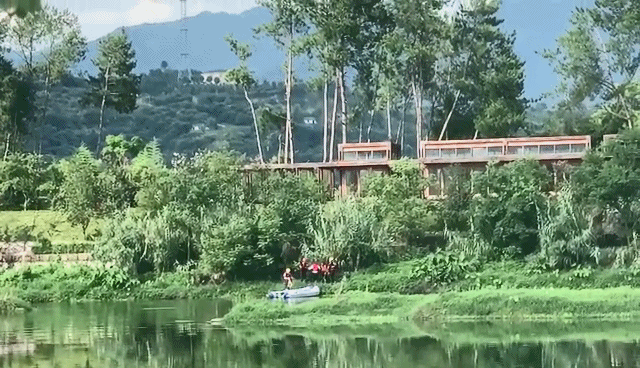 陷入|松阳俩女子入河抓螺蛳,结果脚陷入泥土,动弹不得……