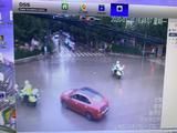  车辆|富源骑警雨中开辟“抢救”通道3分钟护送受伤群众到医院救治
