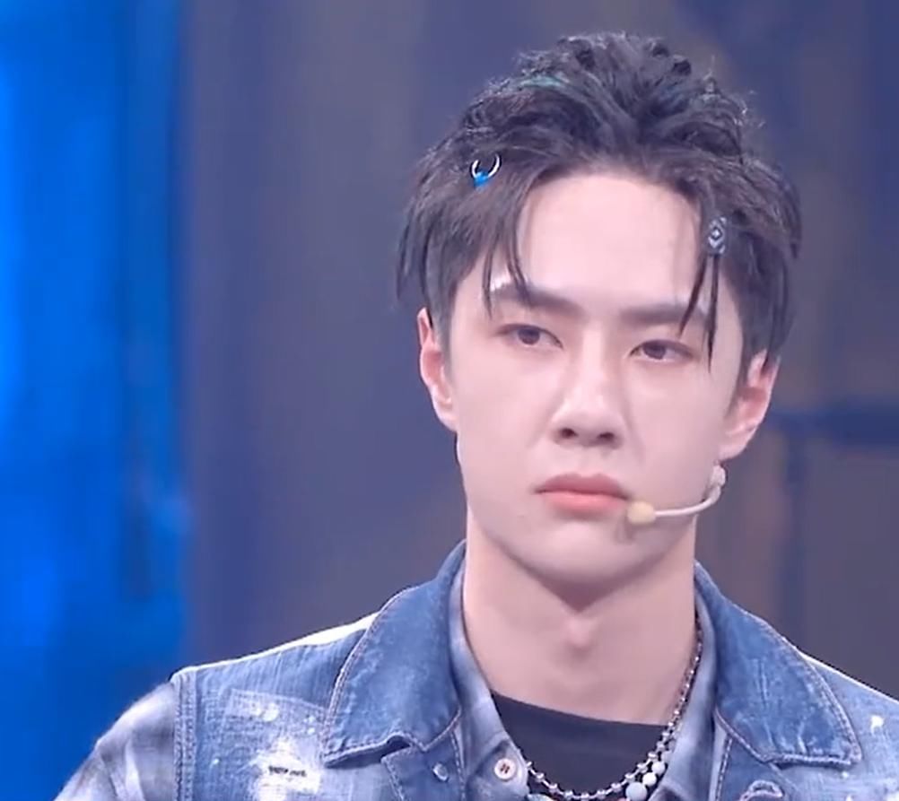  狂秀|张艺兴王嘉尔当众狂秀礼物！王一博委屈巴巴：除了肖战什么都没有