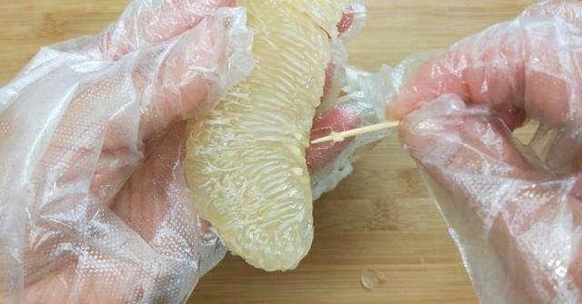  干干净净|柚子学会这样剥，招待客人备用面，拿着方便吃着干净，太有创意了