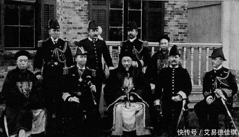 外国|李鸿章出访外国,看到英国人用刀叉笨拙的吃鸡,李鸿章直接开撕