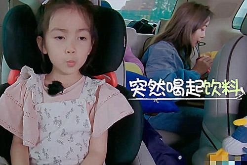  女明星|谢可寅和许佳琪坐车时，旁边的瓶子吸引人，你们可是女明星啊