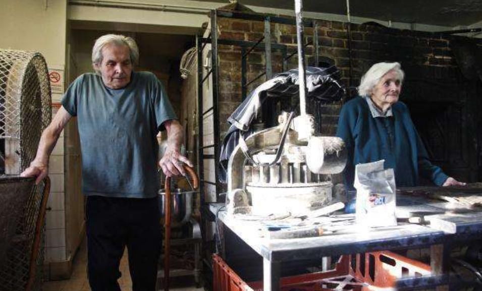  丈夫|英国100岁老奶奶和72岁儿子 决定关闭67年的面包店退休