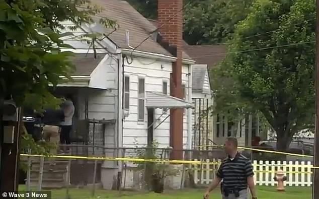 父亲|父亲正陪3岁女儿在家中玩玩具,屋外突然飞来6颗子弹将两人打死