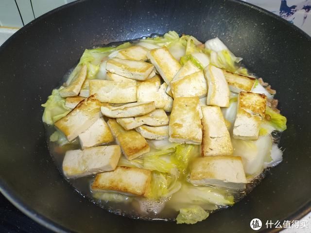 做法|适合新手的白菜炖豆腐家常做法,只需多加一味调料,汤白味鲜,好吃到汤汁都不剩