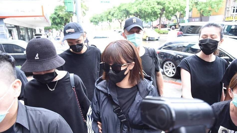  搀扶|女友连续2天现身小鬼灵堂被人搀扶，杨丞琳表示自己不需要人搀扶