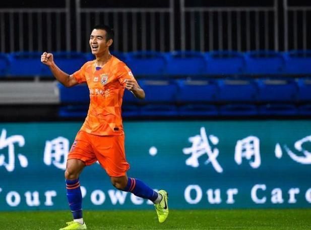  挥拳|2-0，又是他，狂奔50米定胜局！李霄鹏雨中挥拳大吼，鲁能稳居前4