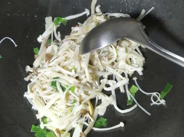 窍门|适合夏天喝的汤,豆腐三菌汤,三个窍门,鲜香嫩滑,好吃开胃下饭