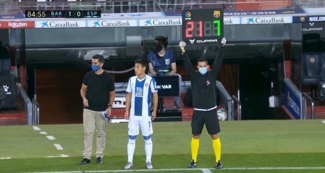 球迷|1-0!意外一幕:巴萨球迷欢庆西班牙人降级,诺坎普外还出现烟花