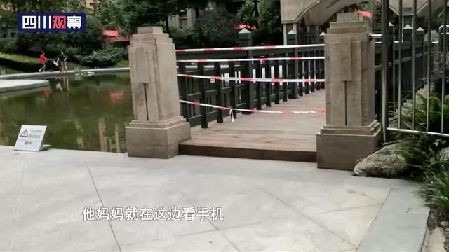  游泳|现场眼丨成都一男童小区泳池溺亡，居民：事发时其母在看手机