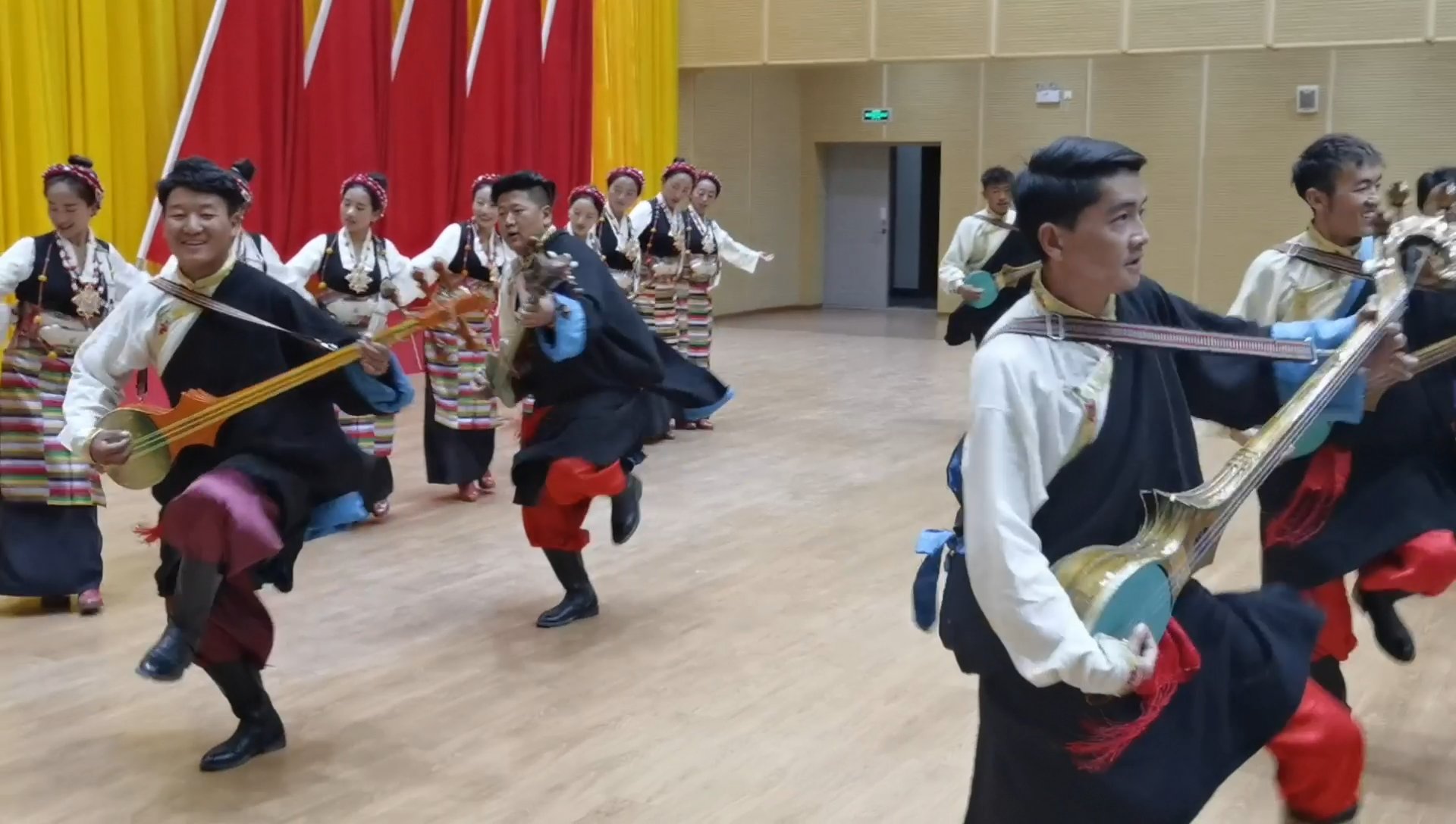 举动|视频|点赞好市民！一个举动令人温暖