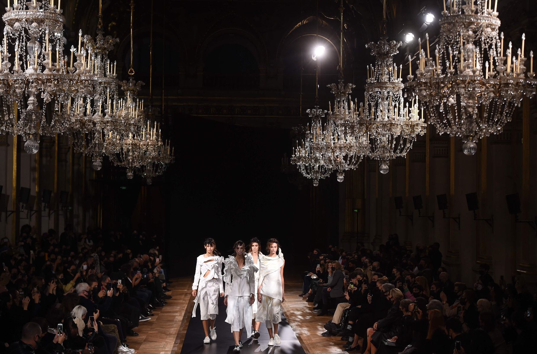  春夏|巴黎时装周：山本耀司发布春夏新品成衣