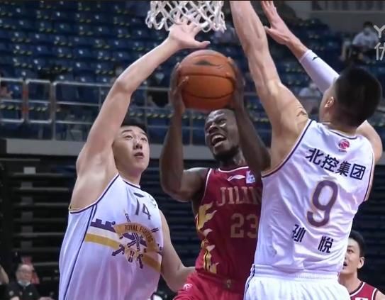  吉林|形势不妙！双外援北控没优势，摩尔特里炸裂暴扣，瞧马布里激动的