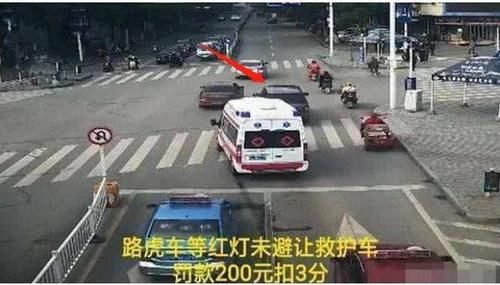  路虎车|路虎红绿灯前拦救护车，74秒寸步不让，时候交警做法大快人心