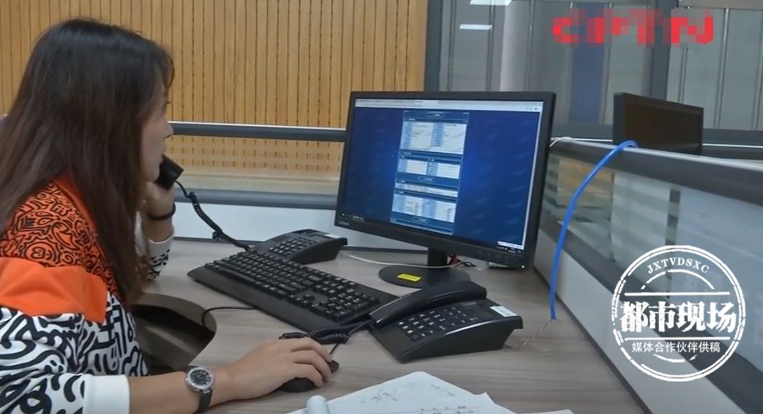 推倒|老人接到神秘电话，一把推倒女儿跑出家门，她说急着要去转账？