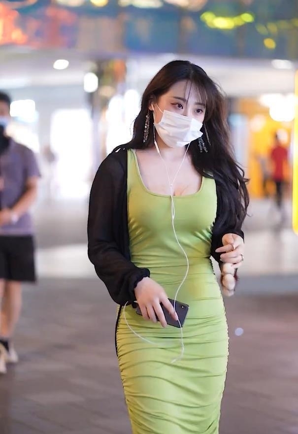  梨形|黑色小外套搭配U领裙，穿出“梨形身材”永不过时