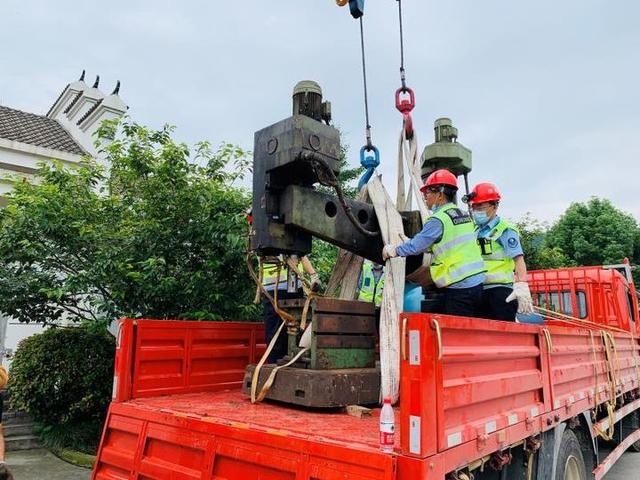  臂膀|危险！2吨吊机甩着“臂膀”在高速上“摇摇欲坠”