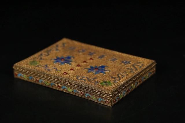  绘制|唐卡用金粉绘制，清代鎏金花丝《佛说善生子经》直接用金银錾刻