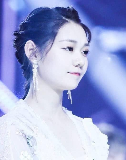  孟美岐|五位没整过容的女爱豆，孟美岐上榜，杨超越排第三，第一无人能及