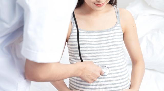 看着|丈夫陪产,抓拍到3张孕妈顺产的经典照片,网友:看着都觉得疼