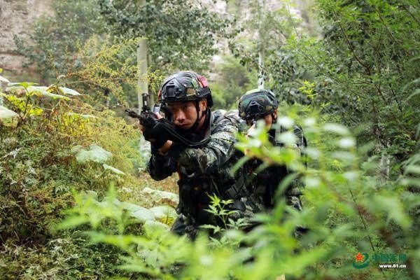 燃爆|特战队员跋山涉水 “魔鬼周”燃爆仲秋