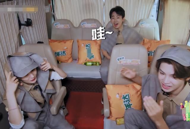  期节目|见到邓伦上车后，郭麒麟默默做的小动作引关注，暴露真实家庭素养