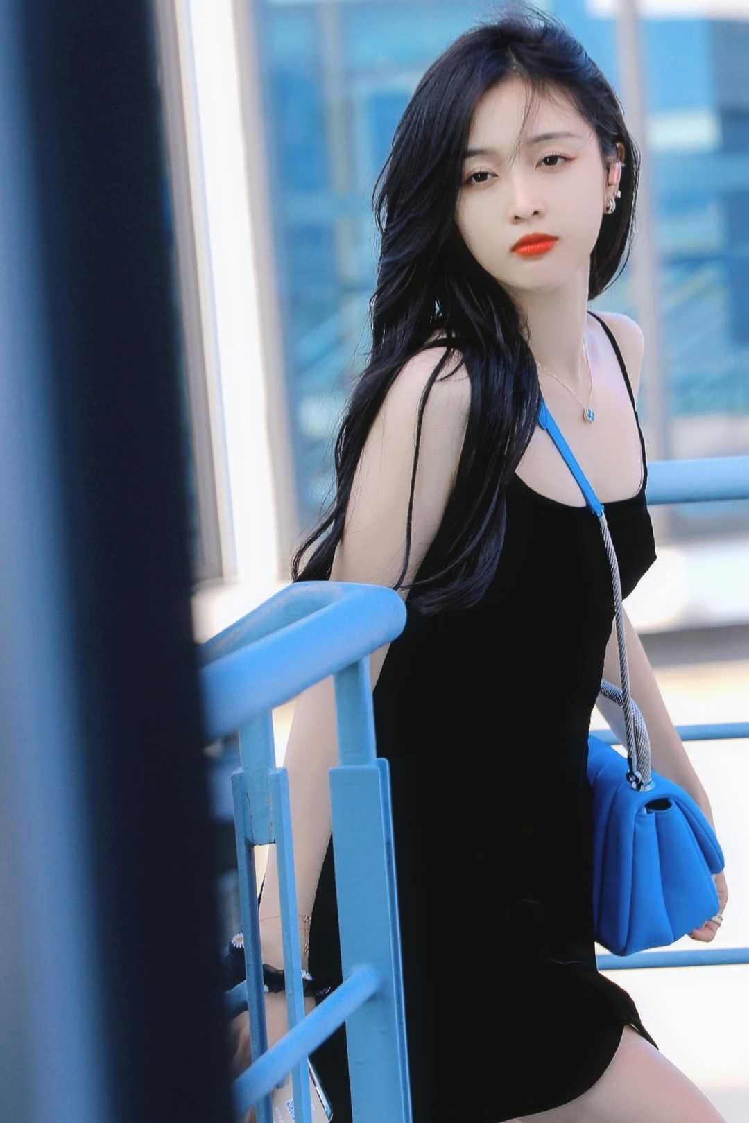  庆生|温碧霞一家三口庆生，穿上最爱的吊带裙配头巾，这打扮哪像54岁