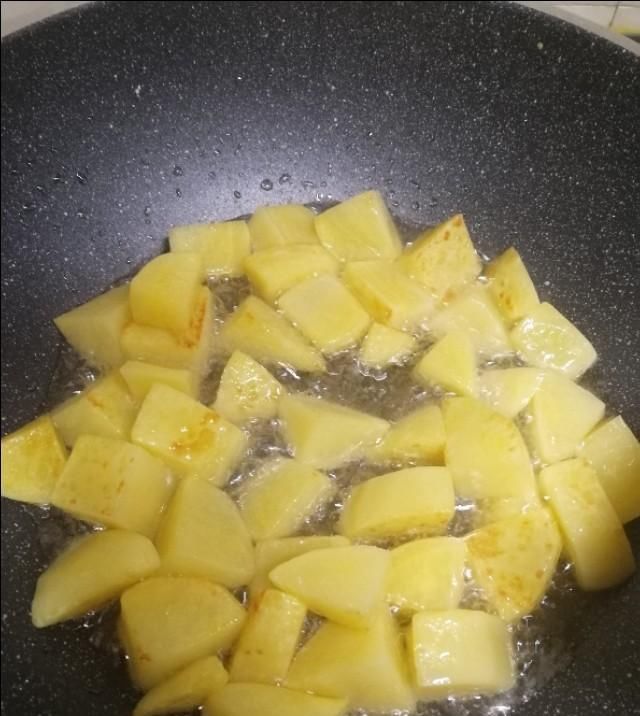  必备|一家三口的晚餐不随意，海鱼必备，肉菜汤齐，营养美味光盘不浪费