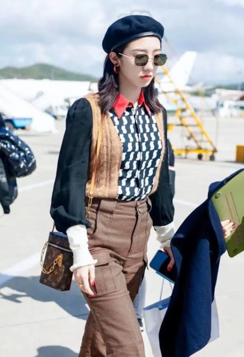  孟美岐|孟美岐为显腿长，大胆挑战“渔网袜”，不料暴露多肉腿