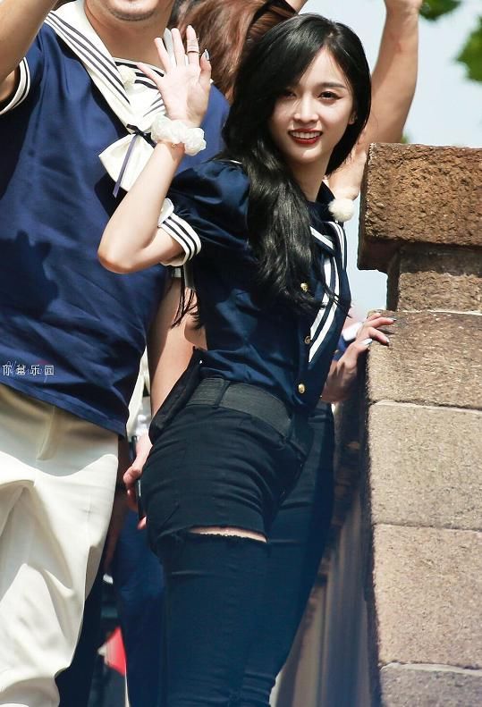  位置|跑男收官大合影，吴宣仪娜比坐一边儿，看baby的位置，太幸福了吧！