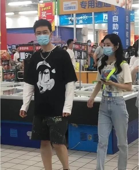  嘉宾|赵丽颖录制《中餐厅4》被粉丝跟拍，据了解还有一位神秘女嘉宾被邀参加节目