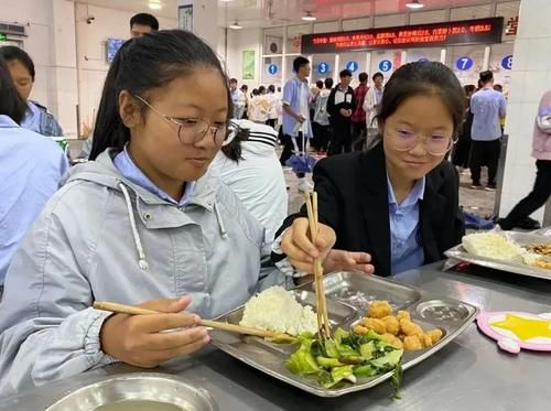 食堂|“像老师备课一样”制定食谱，这样的食堂我要打卡