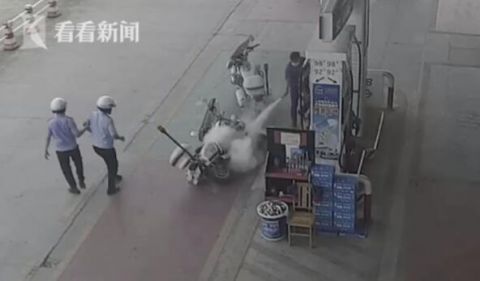  加油站|警车加油站起火 刚入职的他提起灭火器冲了上去